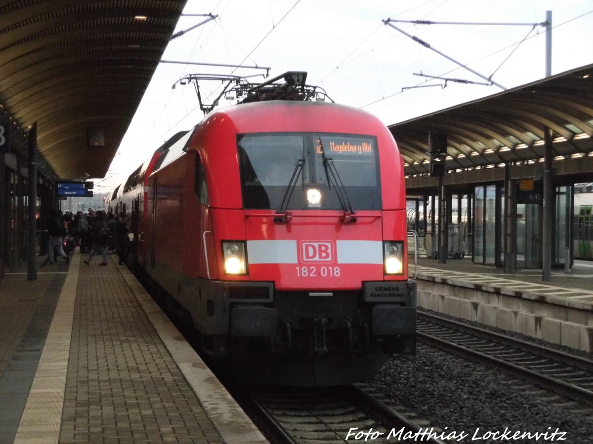 182 018 als S2 mit ziel Magdeburg Hbf im Bahnhof Bitterfeld am 19.12.15