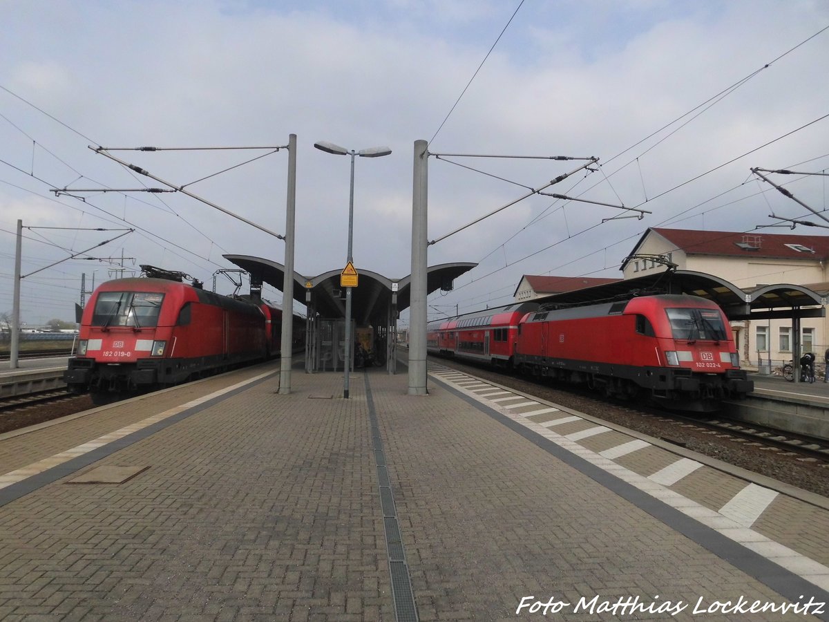 182 019 und 182 022 im Bahnhof Bitterfeld am 14.4.16