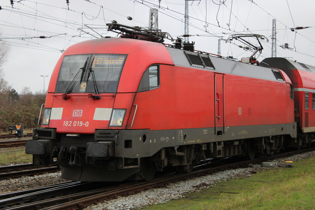 182 019 mit RE 4310(Rostock-Hamburg)bei der Ausfahrt am 31.01.2020 im Rostocker Hbf.