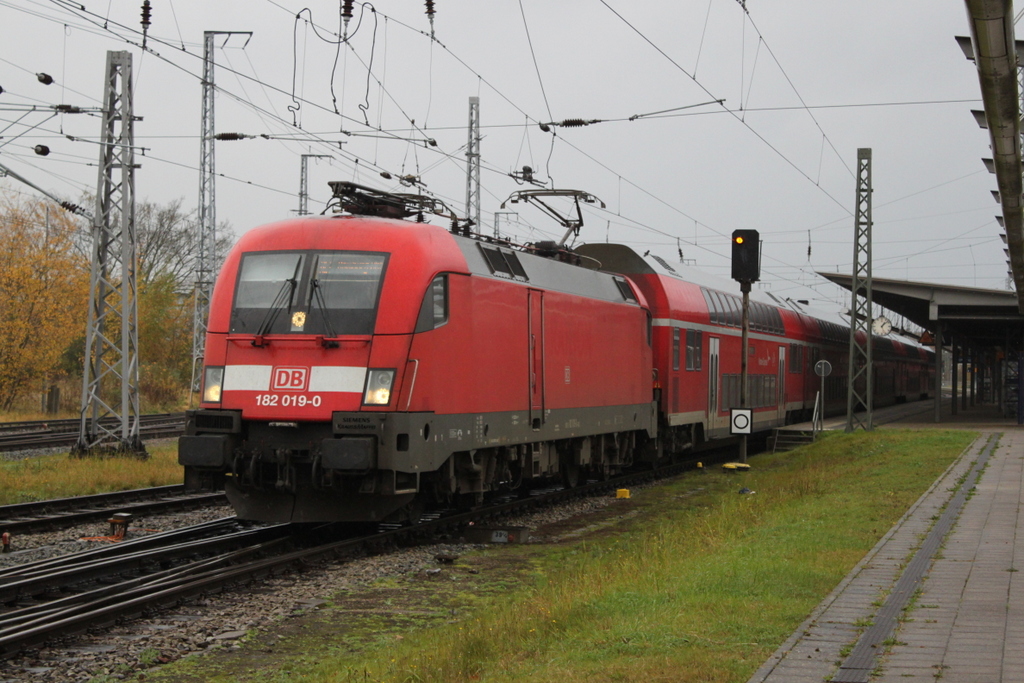 182 019 mit RE4310(Rostock-Hamburg)bei der Ausfahrt im Rostocker Hbf.10.11.2017