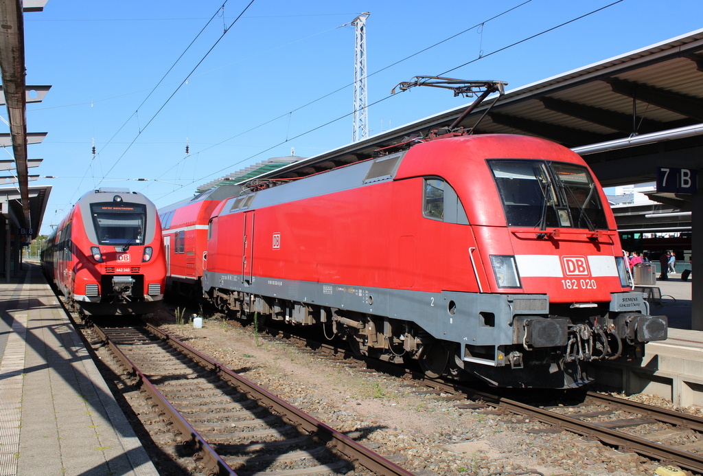 182 020 stand mit RE 4310(Rostock-Hamburg)im Rostocker Hbf.18.09.2020 neben an musste sich unbedingt ein Haustier hinstellen.