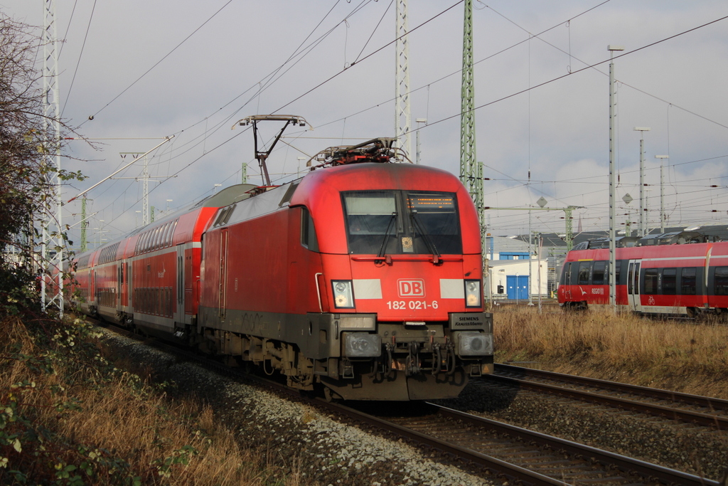 182 021-6 mit RE 4310(Rostock-Hamburg)bei der Ausfahrt im Rostocker Hbf.08.01.2021