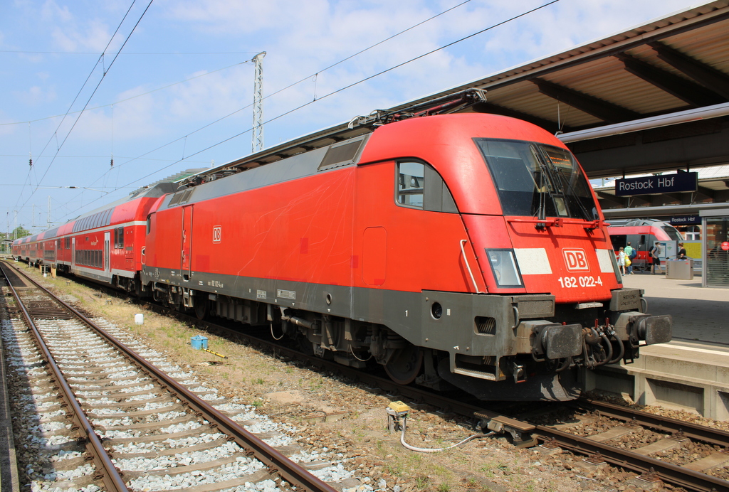 182 022-4 mit RE 4310(Rostock-Hamburg)kurz vor der Ausfahrt am 16.07.2021 im Rostocker Hbf.