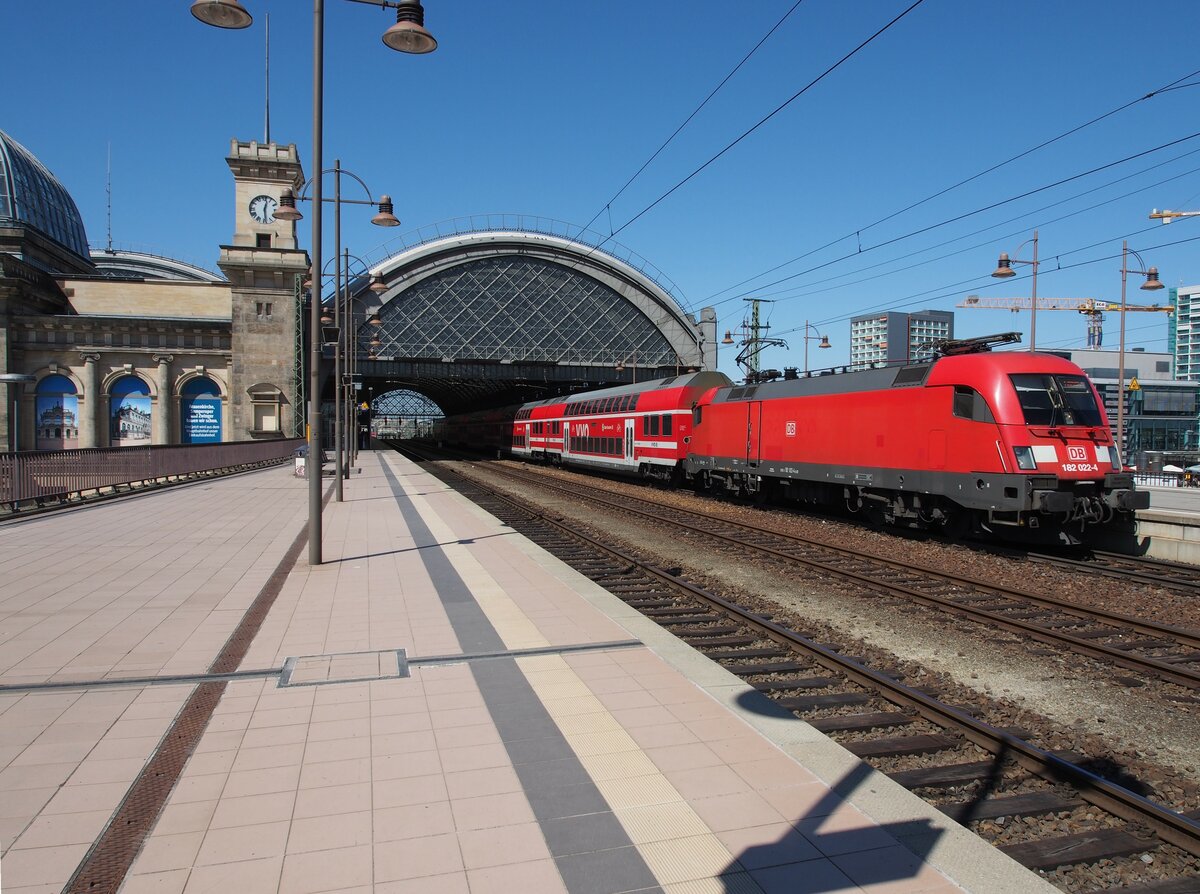 182 022 in Dresden Hbf am 20.04.2015.