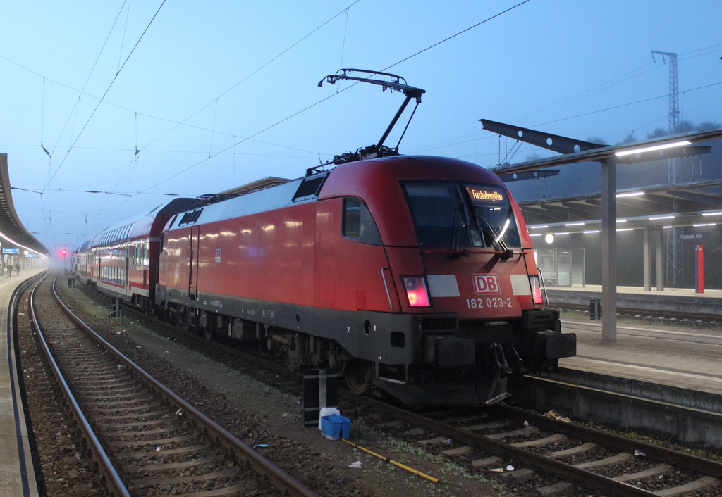 182 023-2 mit RE 94055 von Rostock Hbf nach Fürstenberg(Havel) kurz vor der Ausfahrt um 06:34 Uhr im Rostocker Hbf.22.09.2017