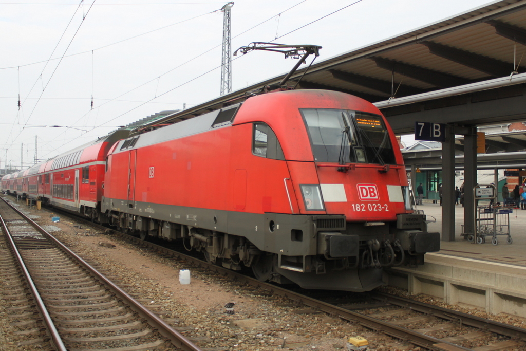 182 023-2 mit RE4309(Hamburg-Rostock)kurz nach der Ankunft im Rostocker Hbf.10.02.2017
