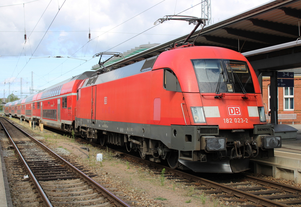 182 023-2 stand mit RE 4310(Rostock-Hamburg)im Rostocker Hbf.04.09.2020