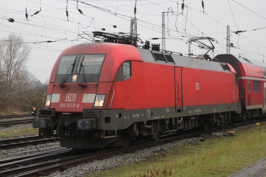 182 023 mit RE 4310(Rostock-Hamburg)bei der Ausfahrt im Rostocker Hbf.03.01.2020