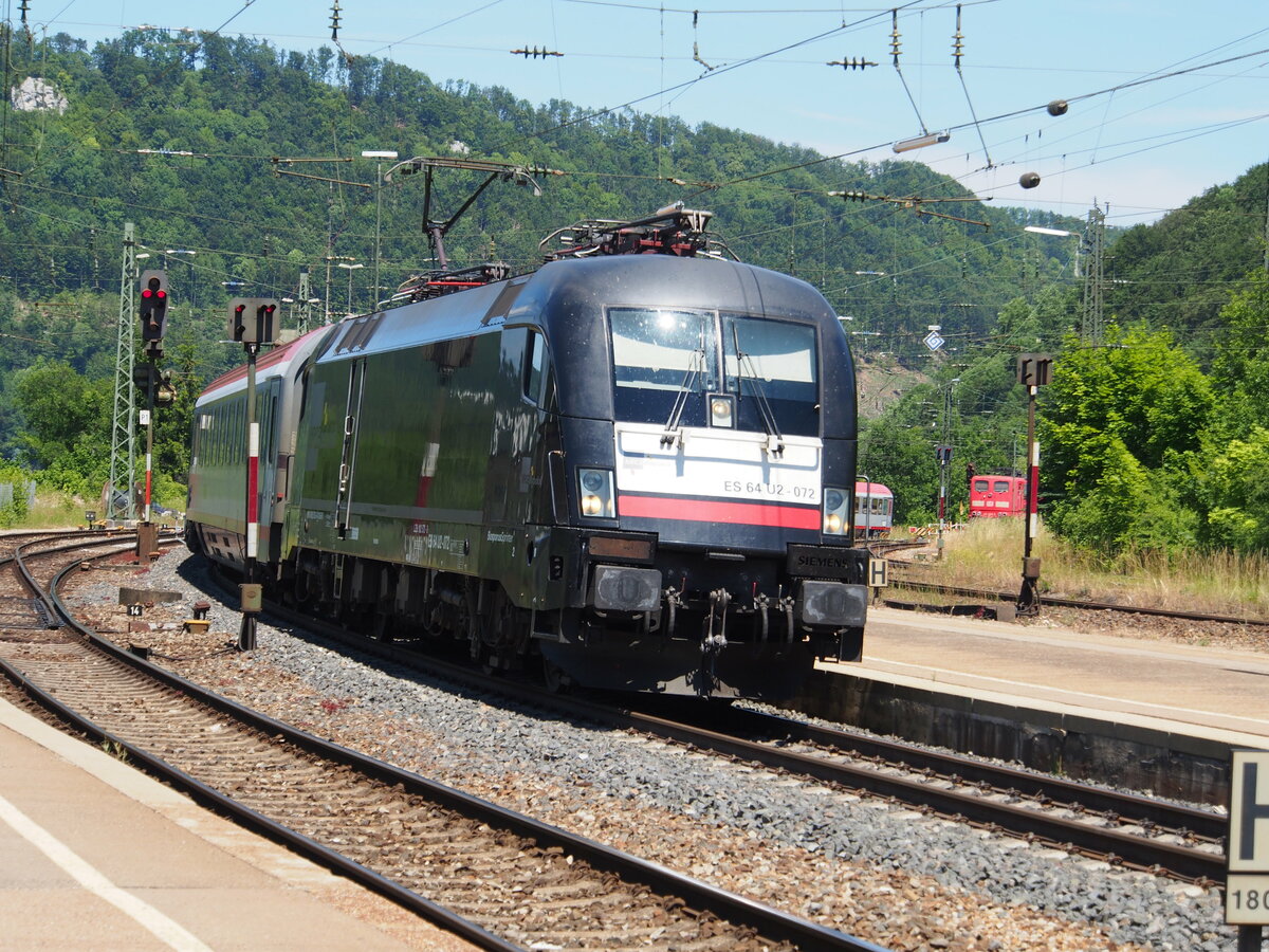 182 572-8 ES 64 U 2 072 mit ÖBB EC in Geislingen Steige am 22.06.2014.