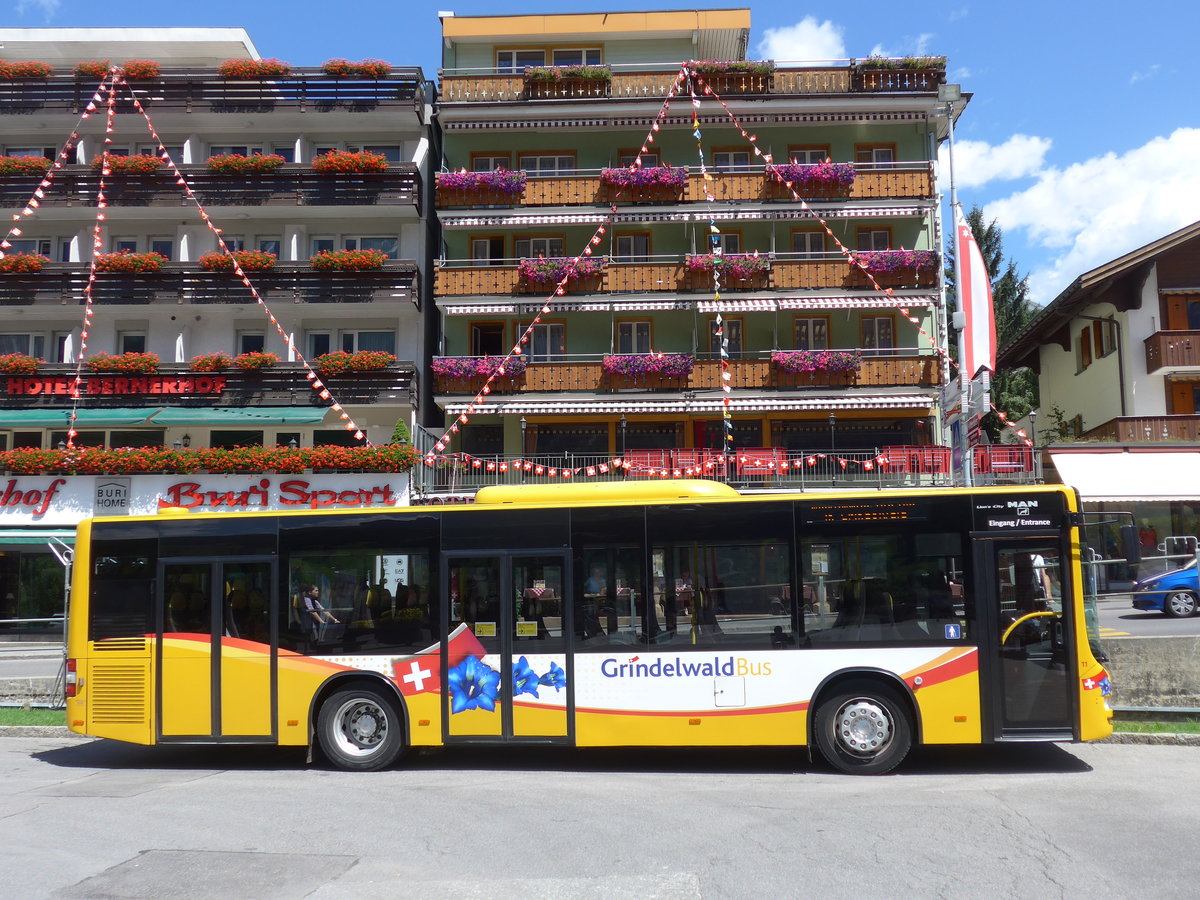 (182'358) - AVG Grindelwald - Nr. 11/BE 261'865 - MAN/Gppel am 30. Juli 2017 beim Bahnhof Grindelwald