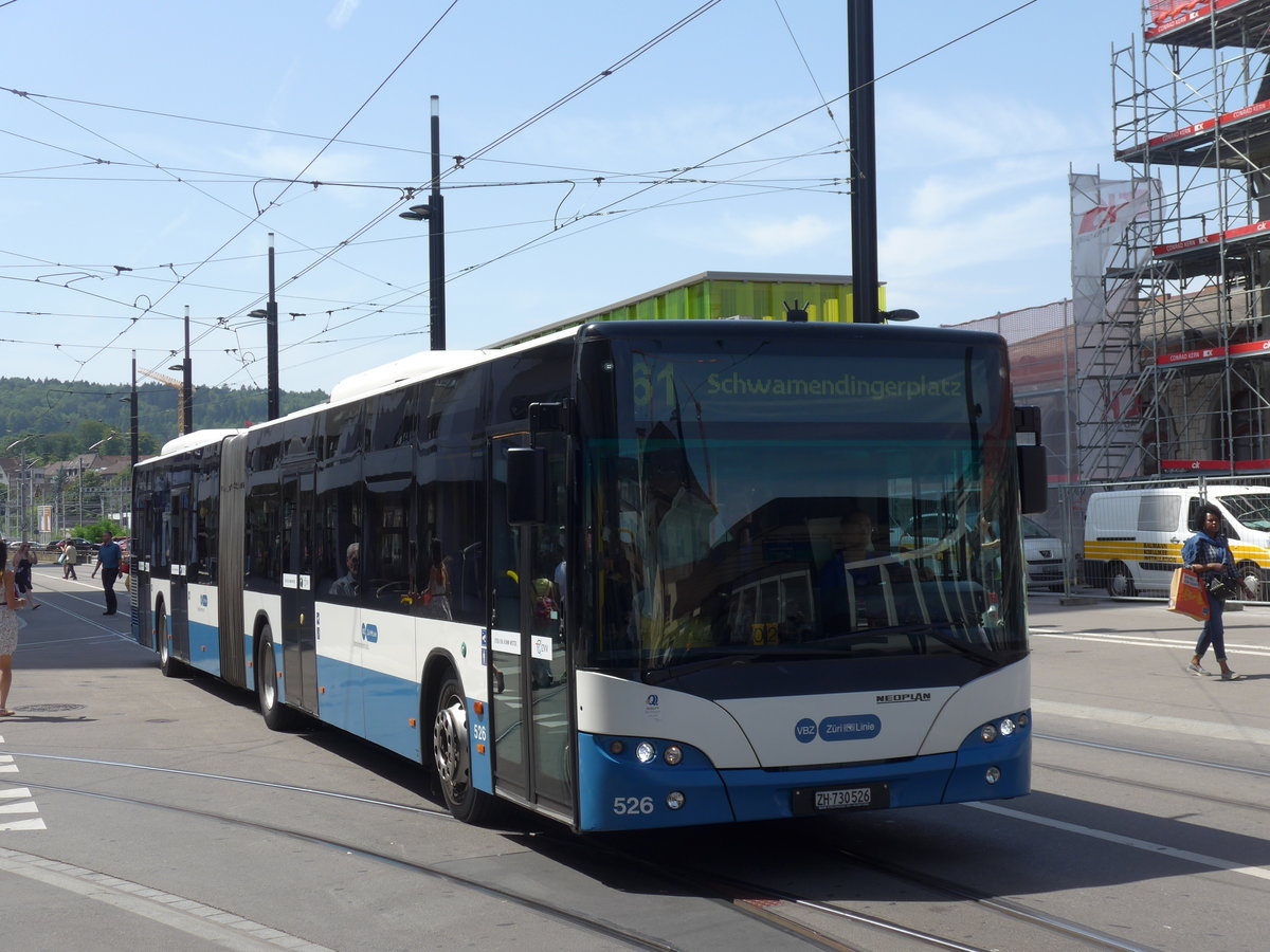 (182'634) - VBZ Z�rich - Nr. 526/ZH 730'526 - Neoplan am 3. August 2017 beim Bahnhof Z�rich-Oerlikon