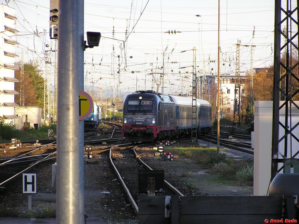 183 001 mit dem ALEX aus M�nchen bei der Einfahrt in Regensburg.