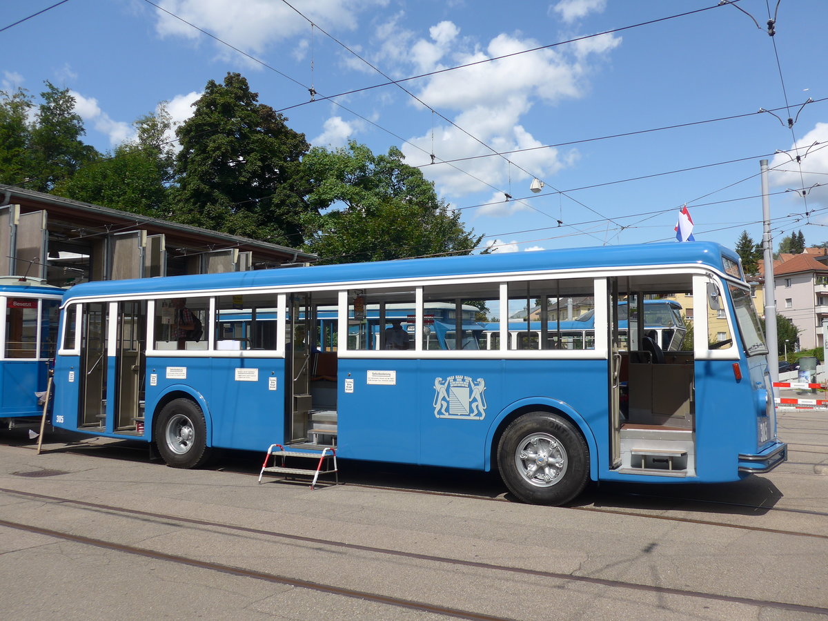(183'733) - VBZ Z�rich (TMZ) - Nr. 305/AG 9380 U - Saurer/T�scher am 20. August 2017 in Z�rich, Burgwies
