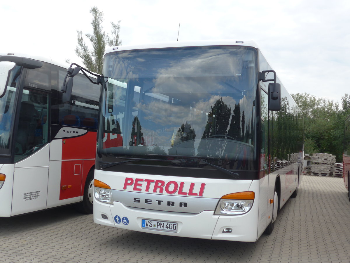 (183'883) - Petrolli, Niedereschach - VS-PN 400 - Setra am 23. August 2017 in Bad D�rrheim, Garage Luschin