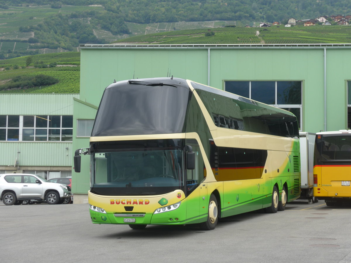 (184'045) - Buchard, Leytron - Nr. 37/VS 216'705 - Neoplan (ex Sommer, Grnen) am 24. August 2017 in Leytron, Garage