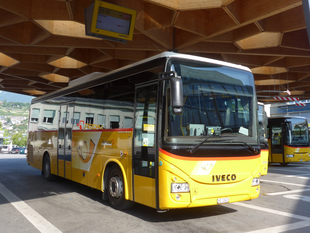 (184'147) - Ev�quoz, Erde - VS 13'423 - Iveco am 25. August 2017 beim Bahnhof Sion