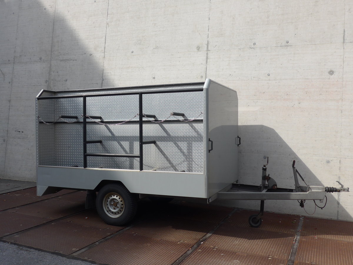 (184'252) - PostAuto Wallis - VS 258'986 - Car-Tech Gep�ckanh�nger am 25. August 2017 beim Bahnhof Visp