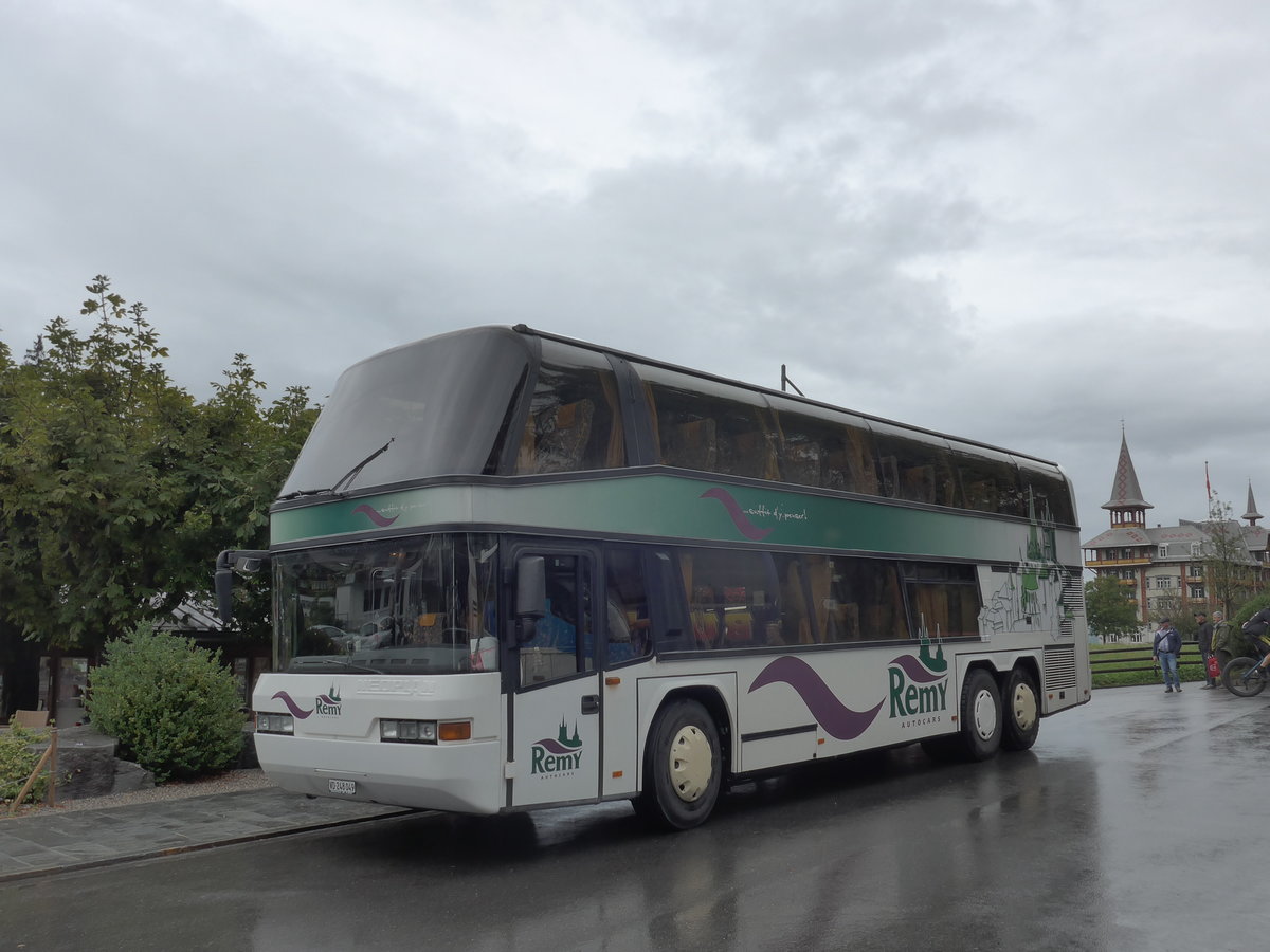 (184'710) - Remy, Lausanne - VD 248'049 - Neoplan am 10. September 2017 in Fleli-Ranft, Dorf