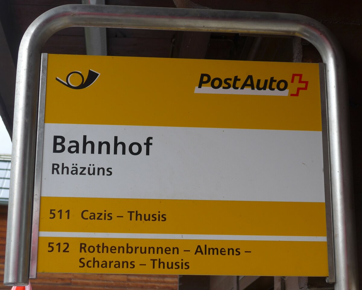 (184'808) - PostAuto-Haltestellenschild - Rh�z�ns, Bahnhof - am 16. September 2017