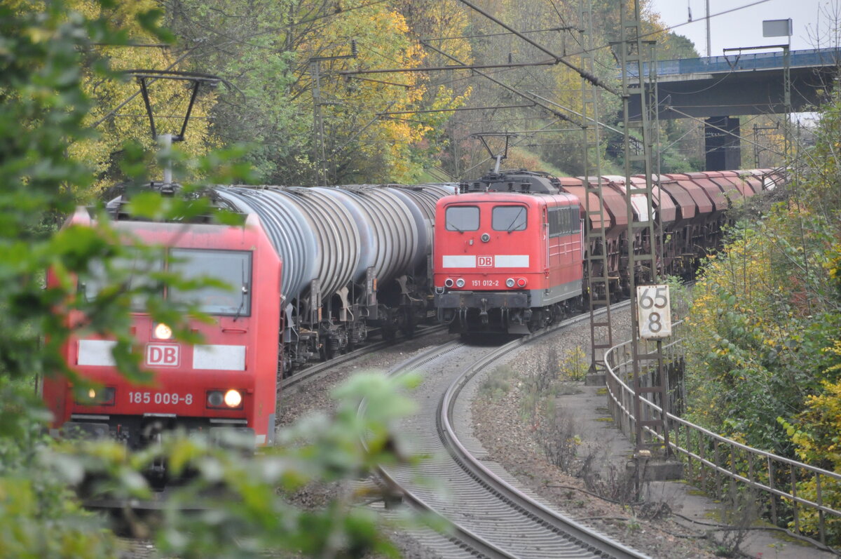 185 009-8 mit Kesselwagenganzzug und 151 012-2 gibt Schubhilfe für einen Schüttgutwagenzug mit Wetterabdeckung auf der Geislinger Steige am 06.10.2010.