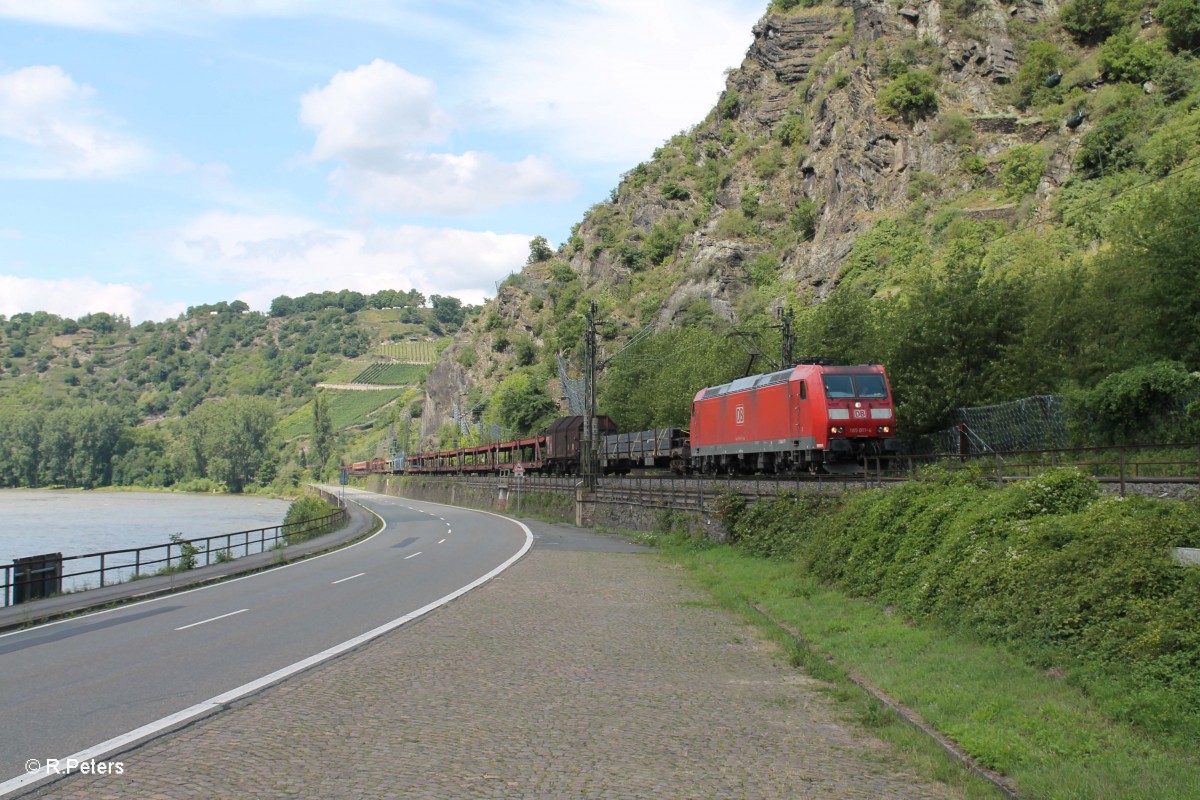 185 011-4 mit einem gemischten Güterzug kurz hinter der Loreley. 15.07.14