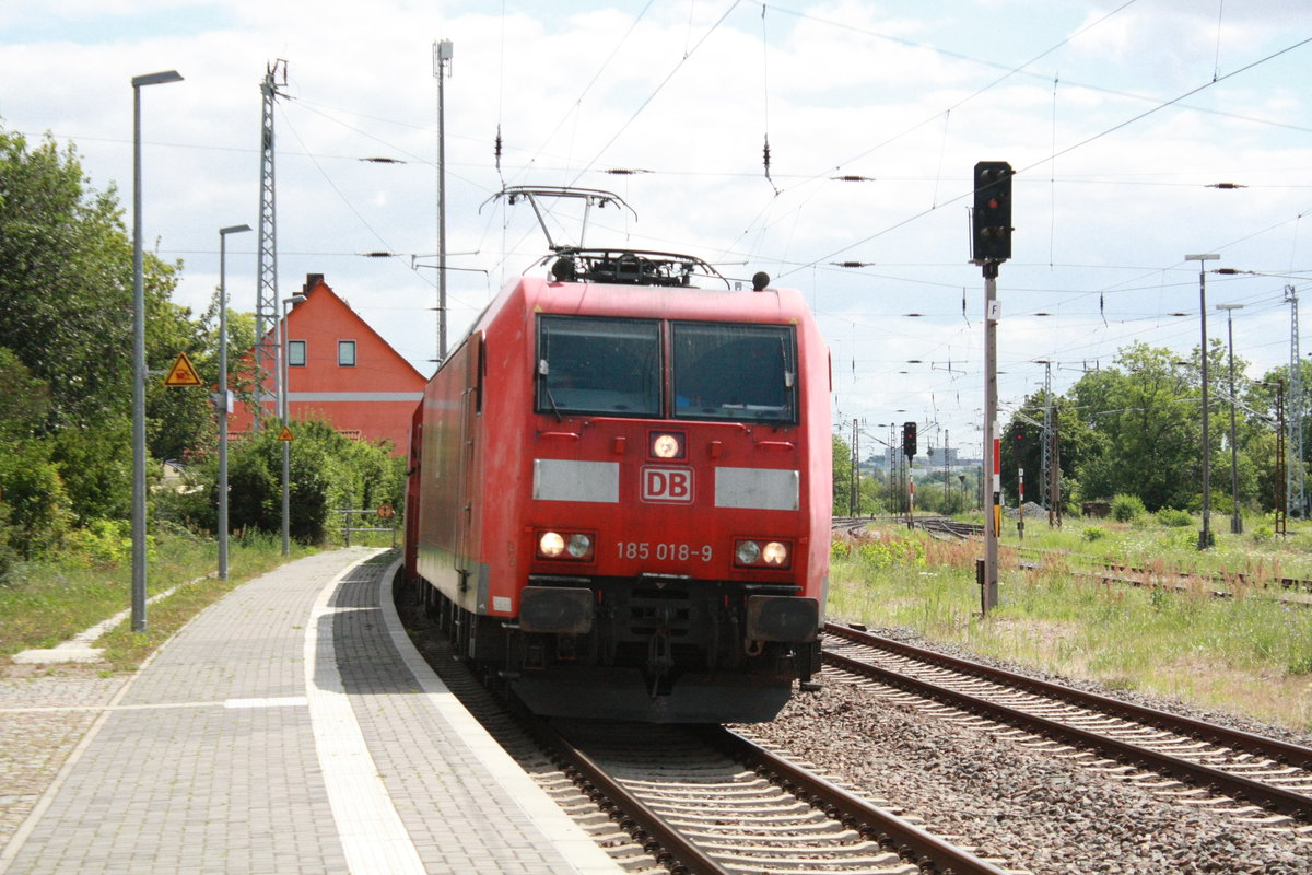 185 018 mit einem G�terzug bei der durchfahrt in Angersdorf am 7.7.20