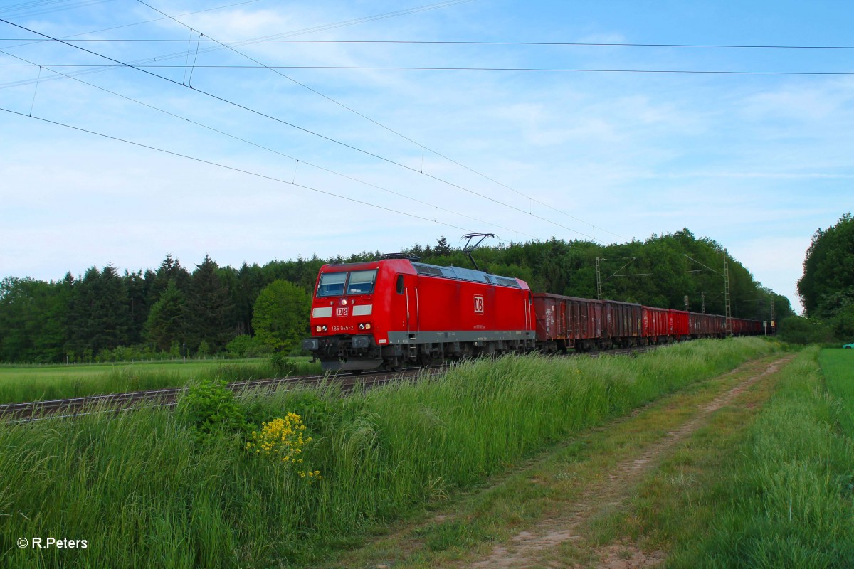 185 045-2 zieht einen Schrottzug bei der Netztrennstelle bei Bischofsheim. 15.05.15