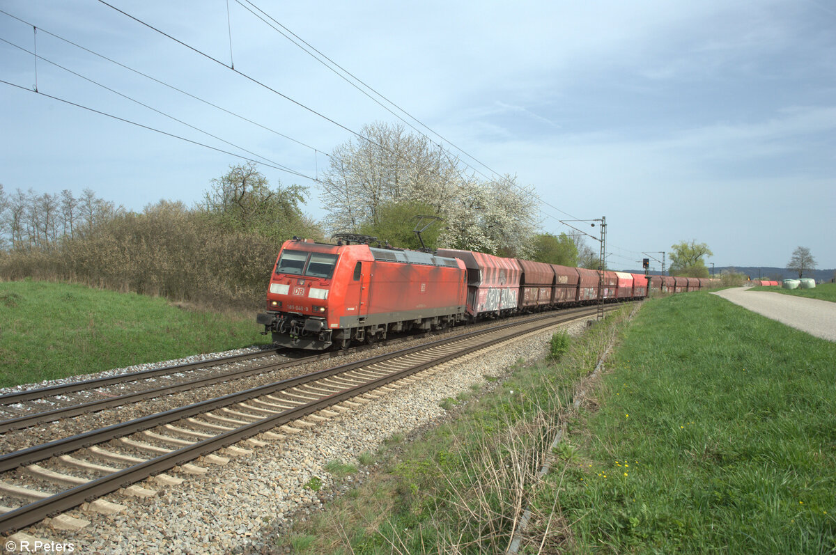 185 046-0 mit ein Erzbomber bei Pölling. 07.04.24