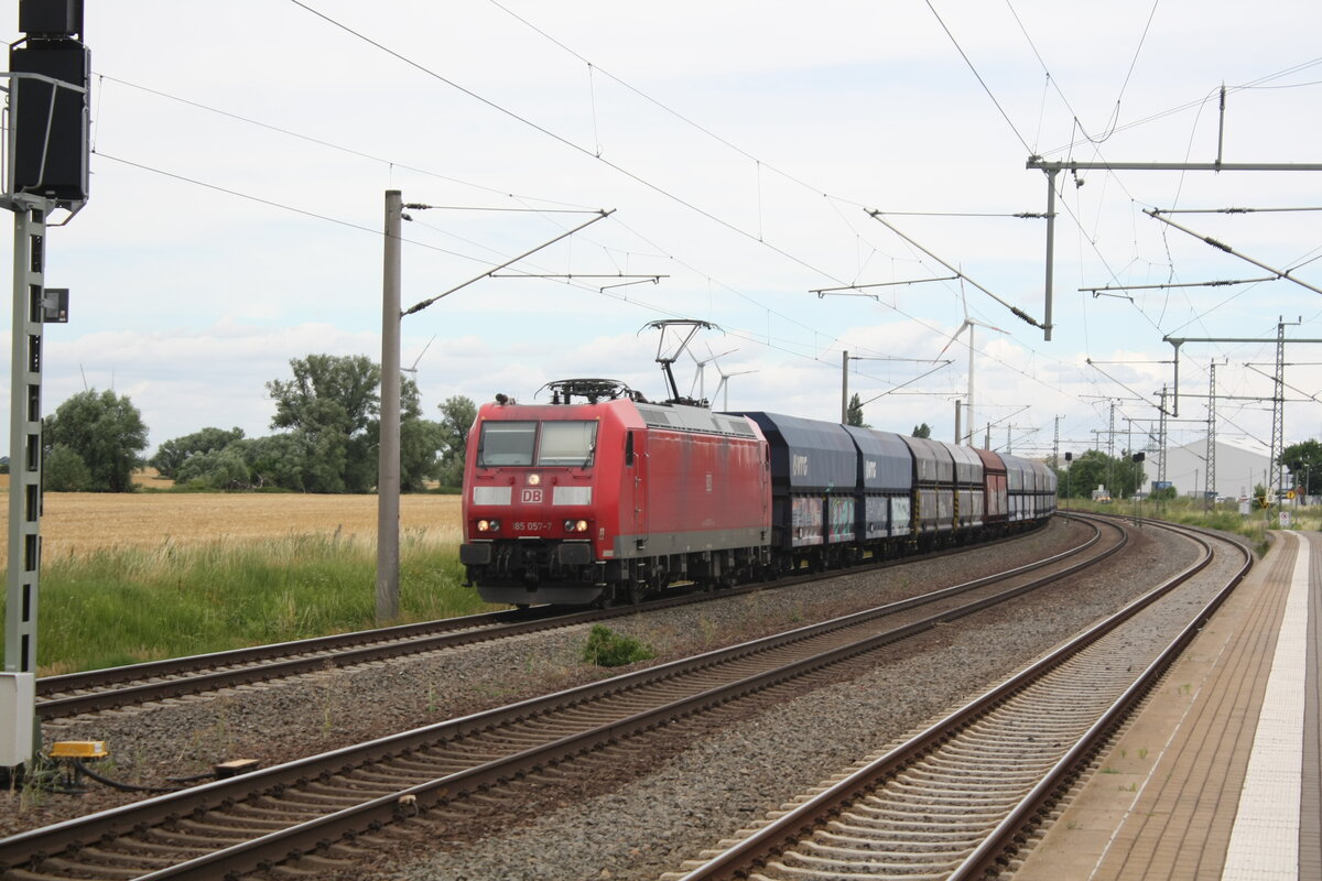 185 057 mit einem G�terzug bei der Durchfahrt im Bahnhof Niemberg am 5.7.21