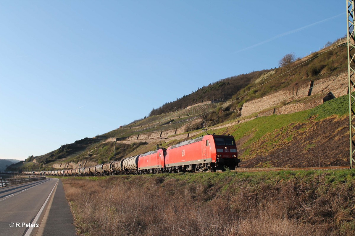 185 063-5 + 162-5 mit einem langen Kesselzug an der Blockstelle Bodenthal. 20.03.14