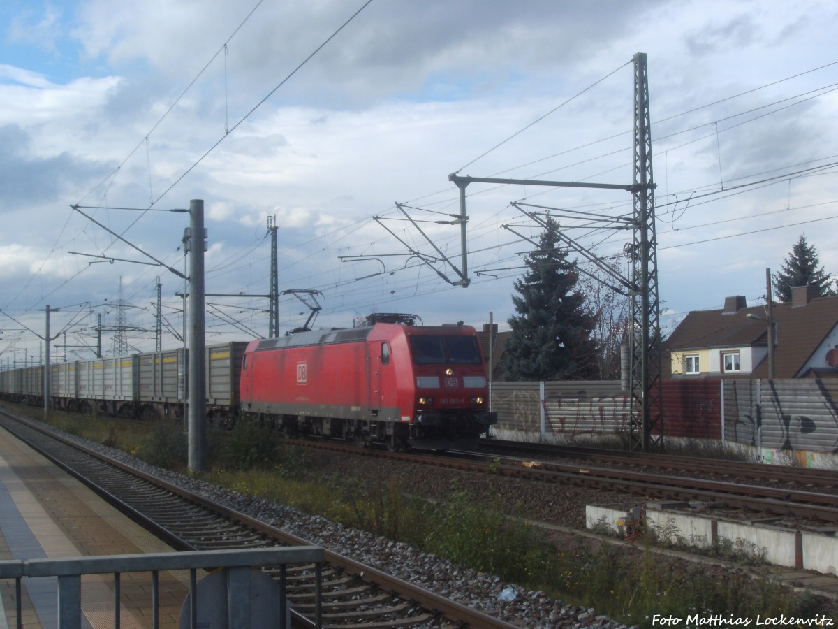 185 063-5 mit einem G�terzug beim vorbeifahren am Bahnhof Halle-Messe am 9.10.14