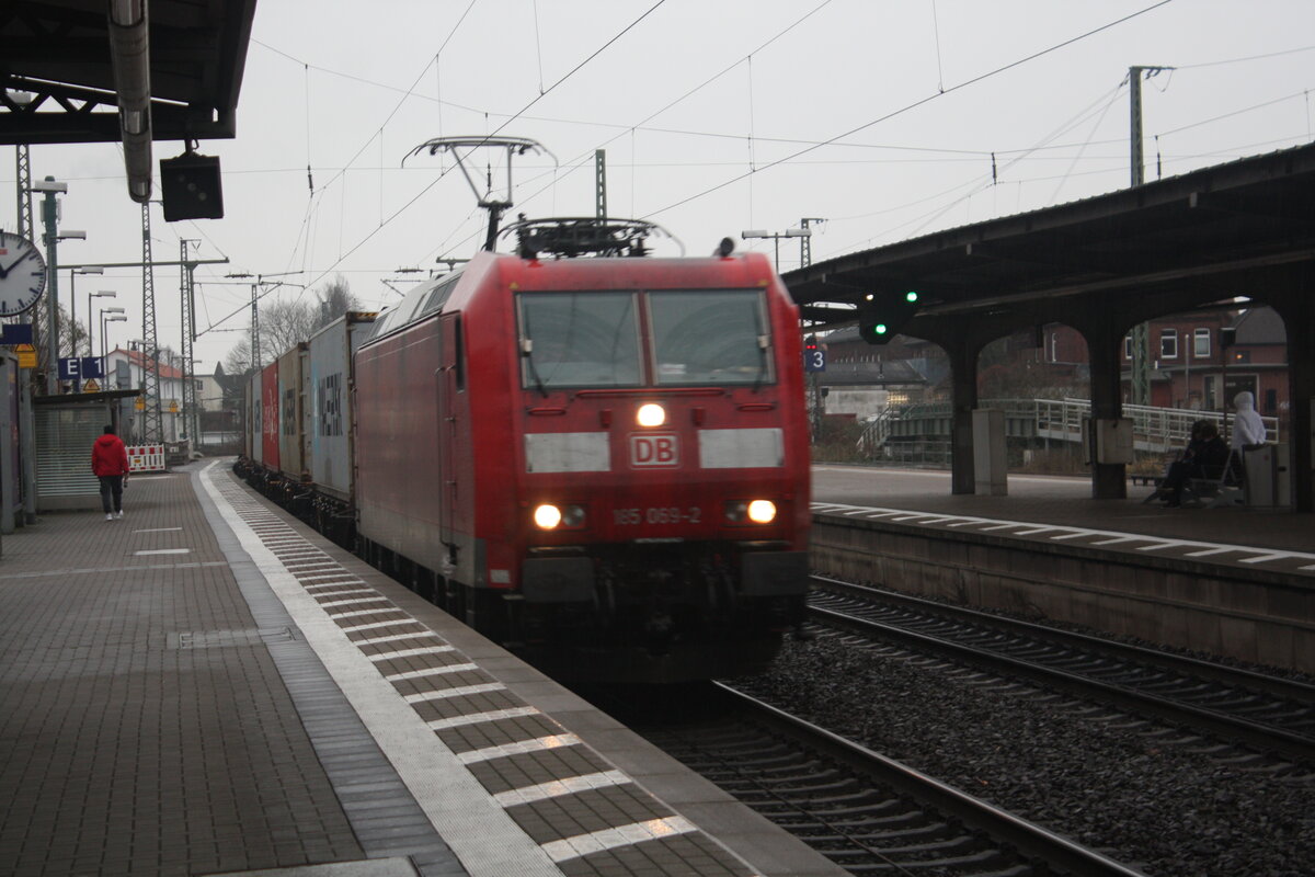 185 069 mit einem G�terzug bei der Durchfahrt im Bahnhof L�neburg am 4.1.22
