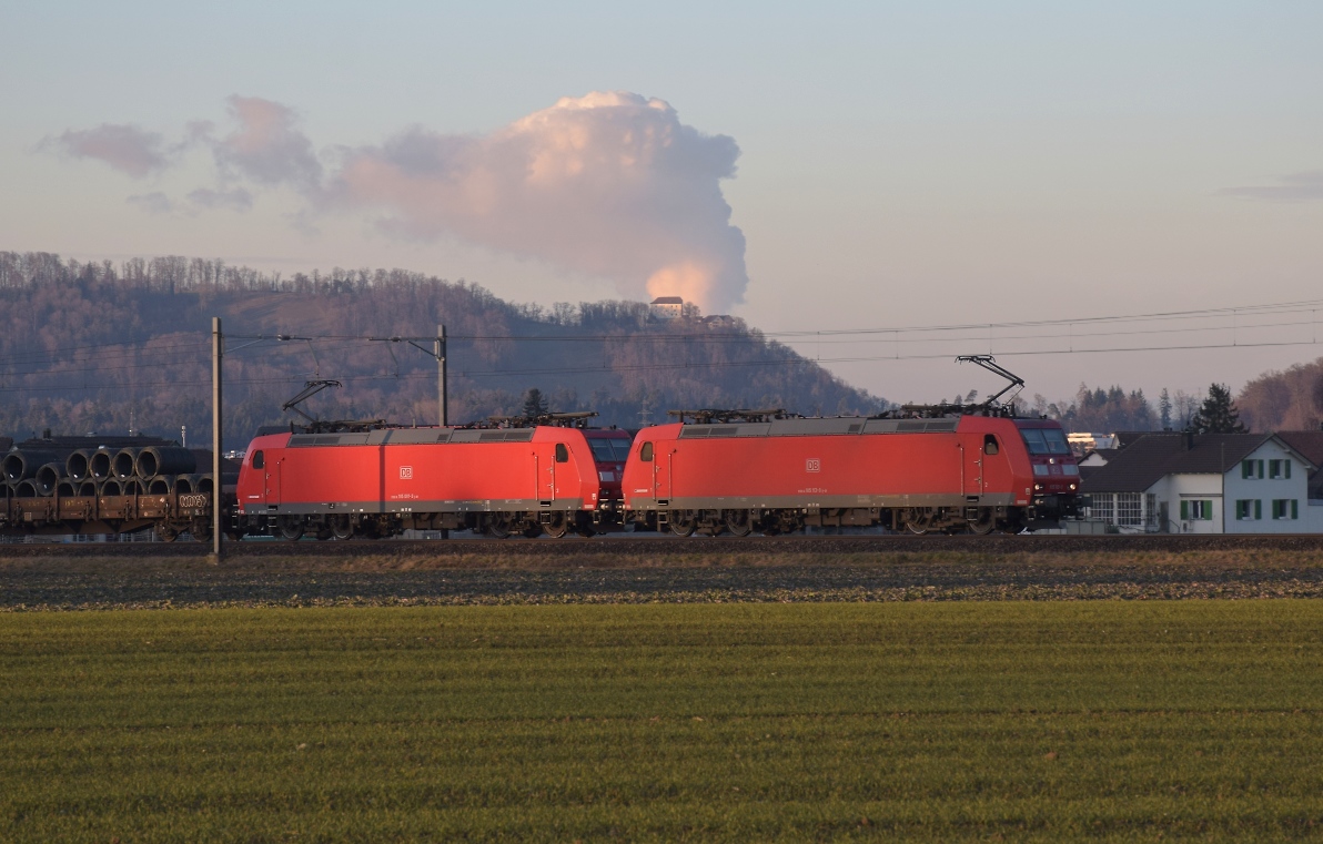 185 113 und 185 097 in Hendschiken. Januar 2022.