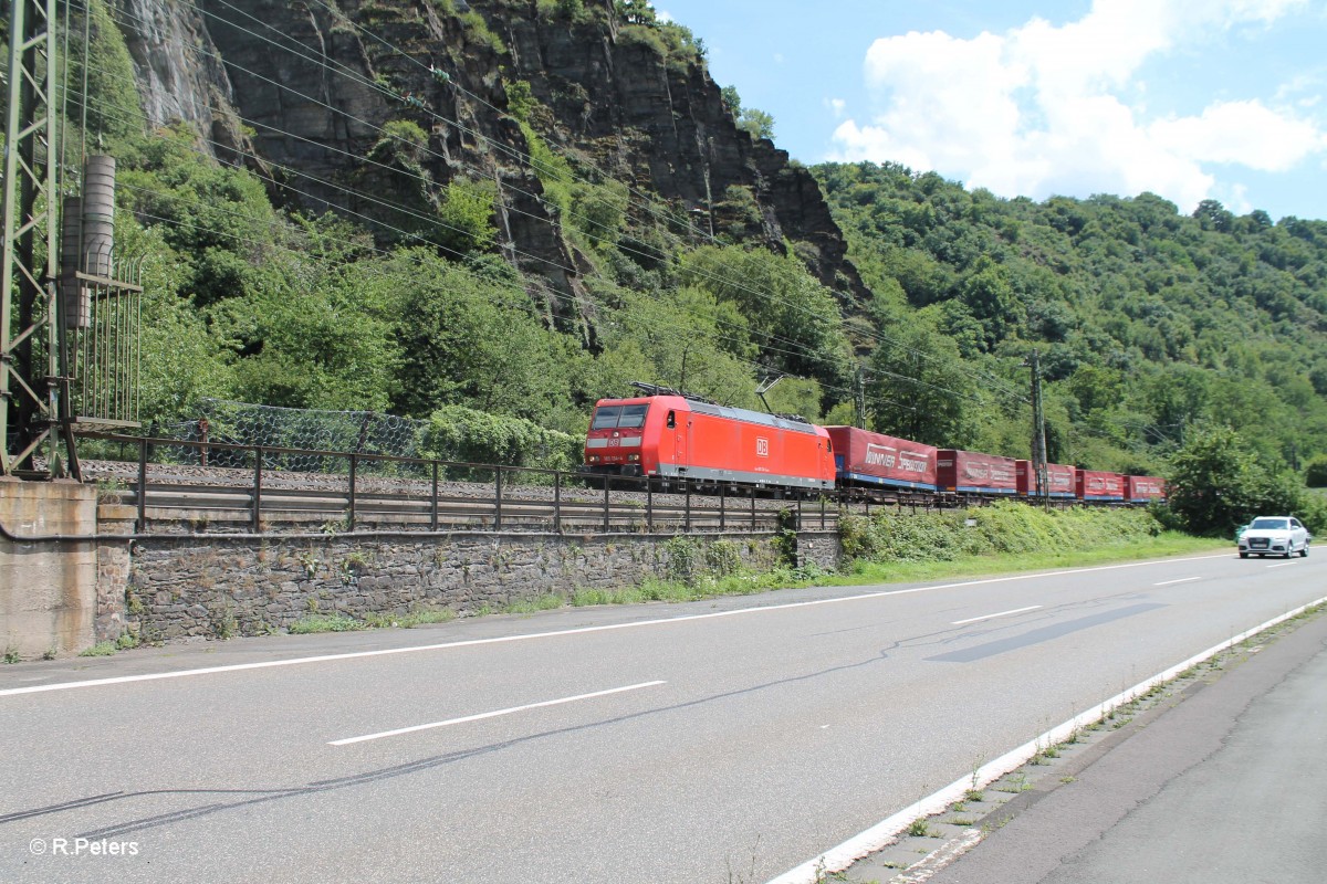 185 134-4 mit einem Winner-Spedition Wechselpritschenzug kurz vor der Loreley. 15.07.14