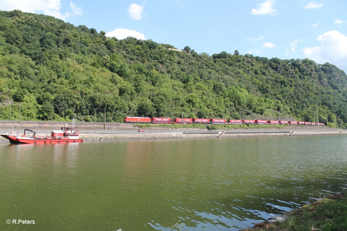 185 138-6 verlässt den Loreley Tunnel mit einem Winner Spedition Wechselpritschenzug und erreicht gleich St. Goarshausen. 16.07.14