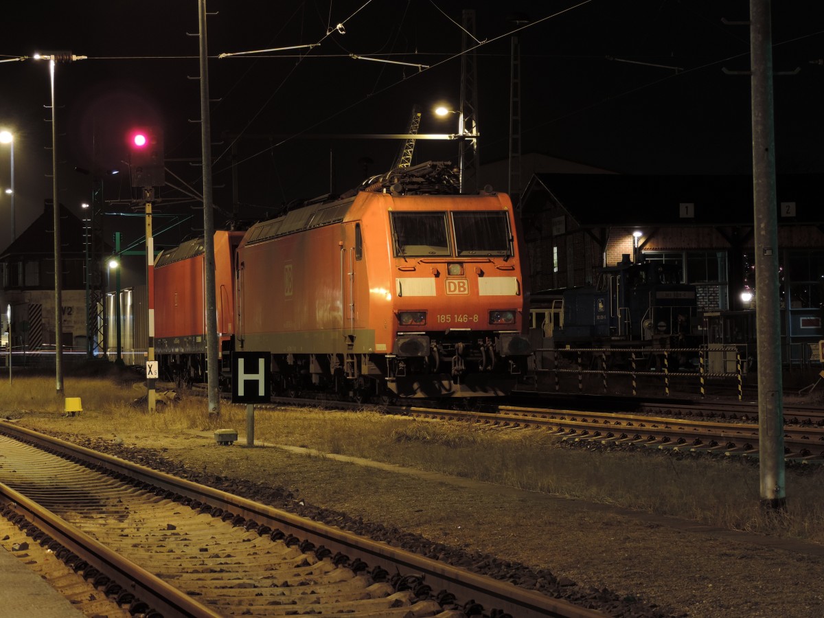 185 146-8+185 344-9 und 363 028-0 abgestellt im nchtlichen Bahnhof Wismar.22.02.2016