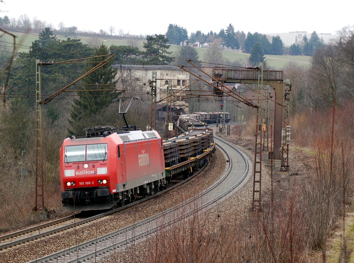 185 168-2 mit einem Schwellenzug bei Ulm am 31.03.2003.