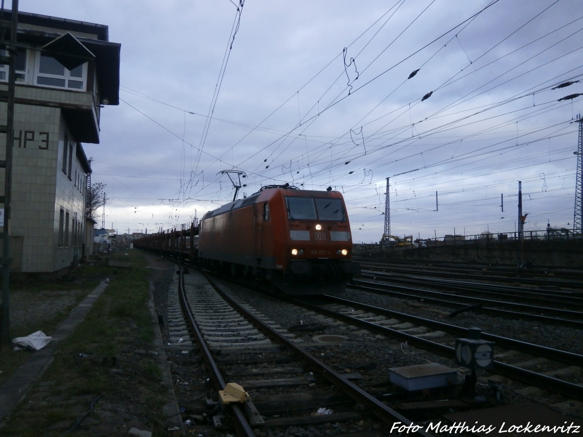 185 172-4 mit einem G�terzug kurz vor dem Bahnhof Halle (Saale) Hbf am 23.12.14