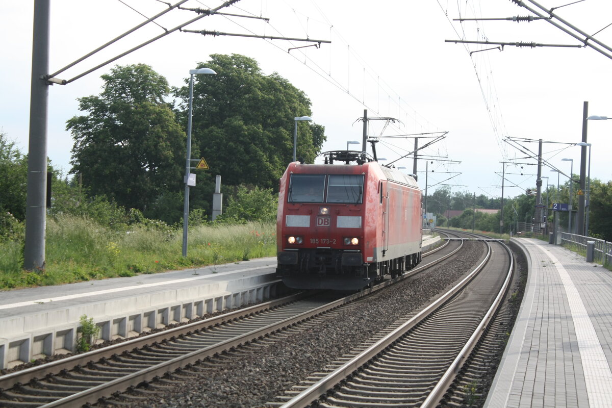 185 173 bei der Durchfahrt in Z�beritz am 9.6.21