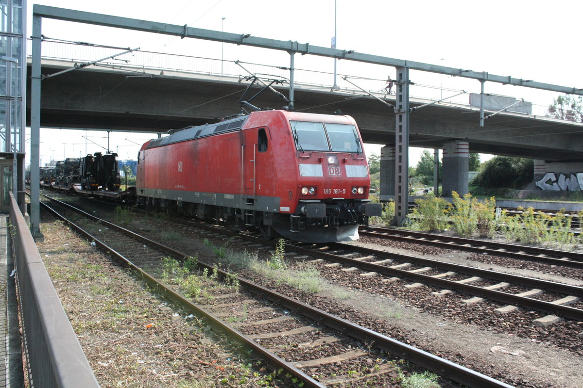 185 181 mit einem Millit�rzug beim HAltevorgang am Bahnhof Leipzig-Engelsdorf am 12.9.20
