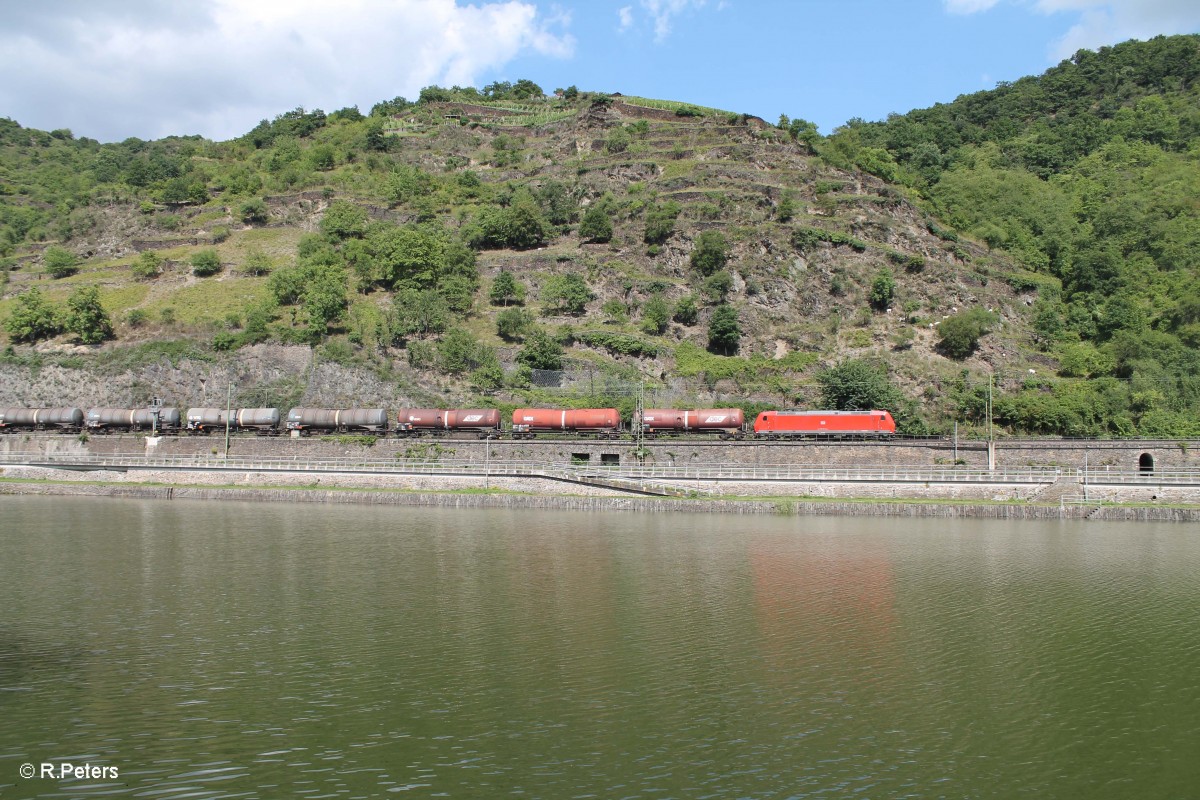 185 190-6 zieht bei St. Goarshausen ein langen Kesselzug. 16.07.14