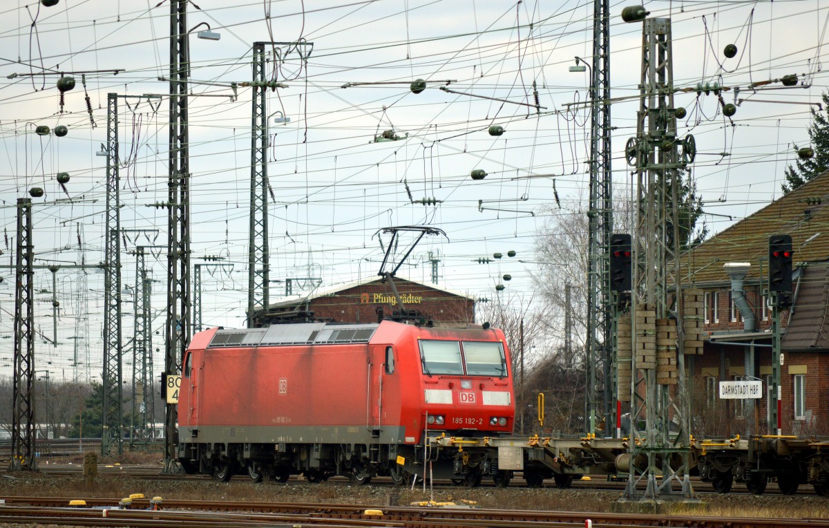 185 192-2 mit einem Güterzug durchfuhr am 04.02.2015 den Hauptbahnhof von Darmstadt.