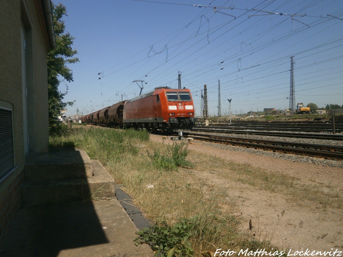 185 197-1 mit einem Sch�ttgutzug kurz vor dem Hallenser Hbf am 5.6.15