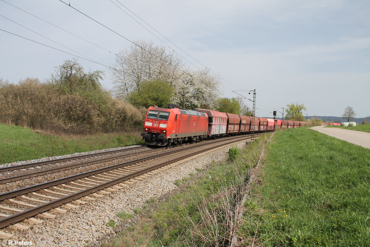 185 201-1 mit einem Erzbomber bei Pölling. 07.04.24