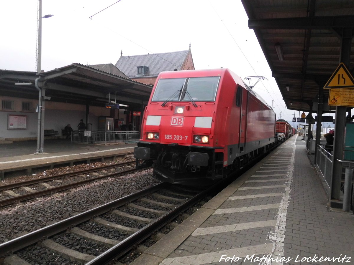 185 203 mit einen G�terzug bei der durchfahrt in Gelnhausen am 31.3.16