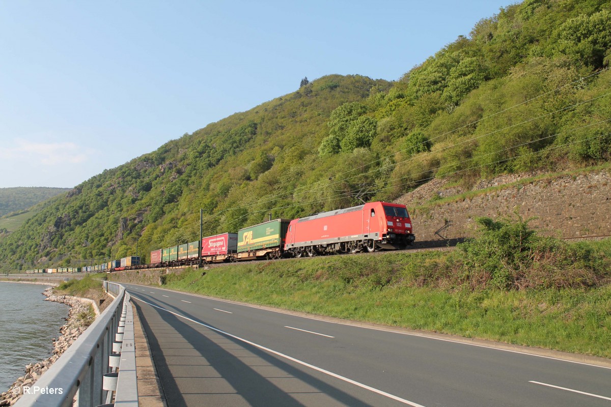 185 205-2 mit einem Guber/SAE Wechslpritschenzug kurz vor Assmannshausen. 22.04.15