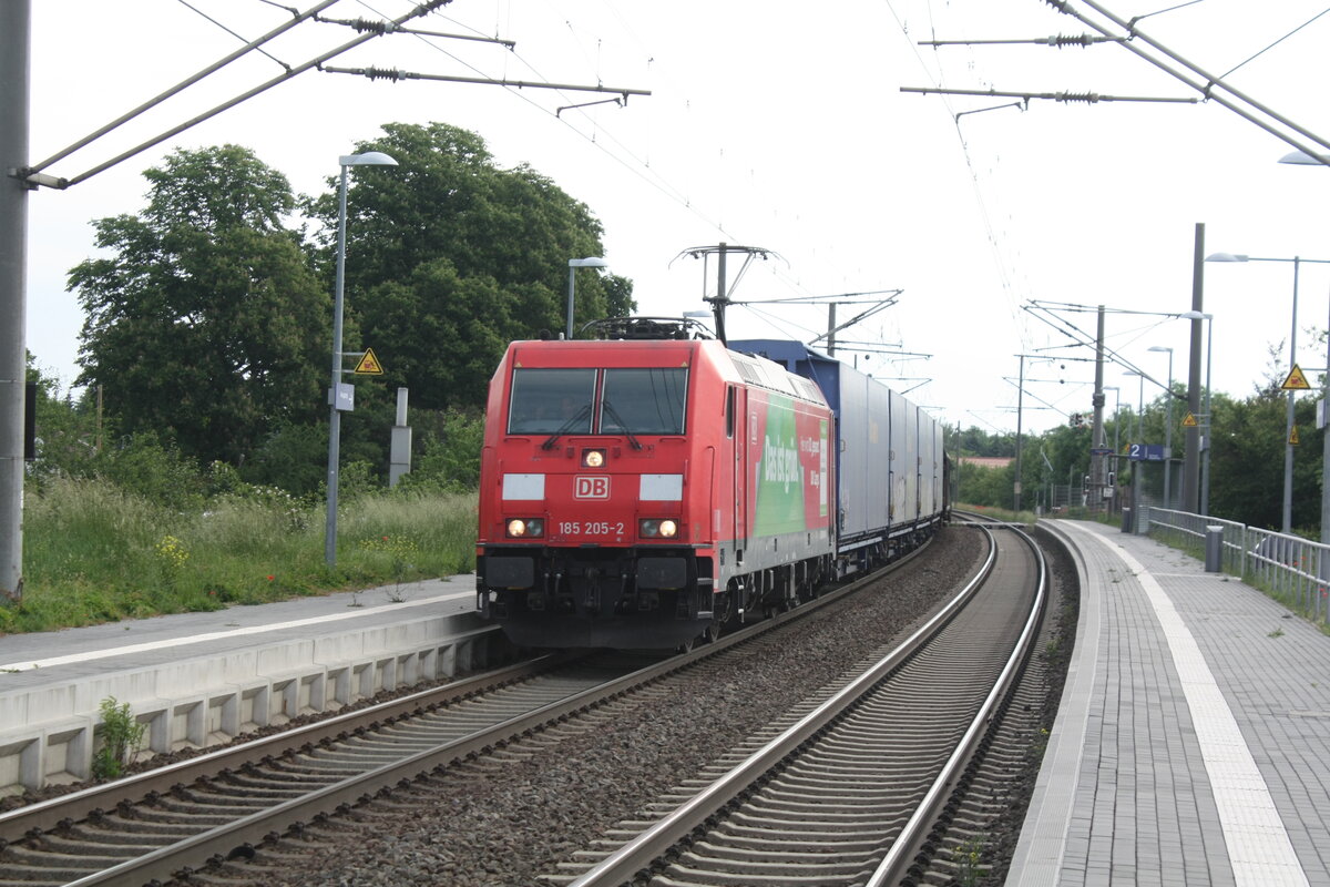 185 205 mit einem G�terzug bei der Durchfahrt in Z�beritz am 9.6.21