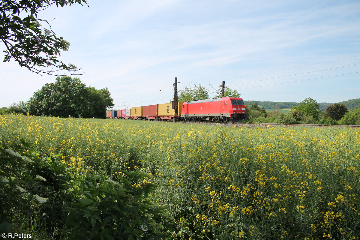 185 212-8 mit einem Containerzug bei Himmelstadt gen Norden. 11.05.24