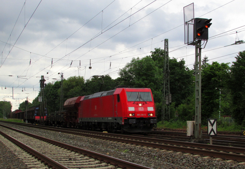 185 218-5 bei der Einfahrt in den Bahnhof Darmstadt Kranichstein am 27.Mai.2014