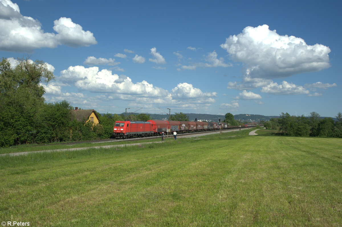 185 228-4 zieht ein gemischten Güterzug bei Pölling nach Nürnberg. 14.05.24